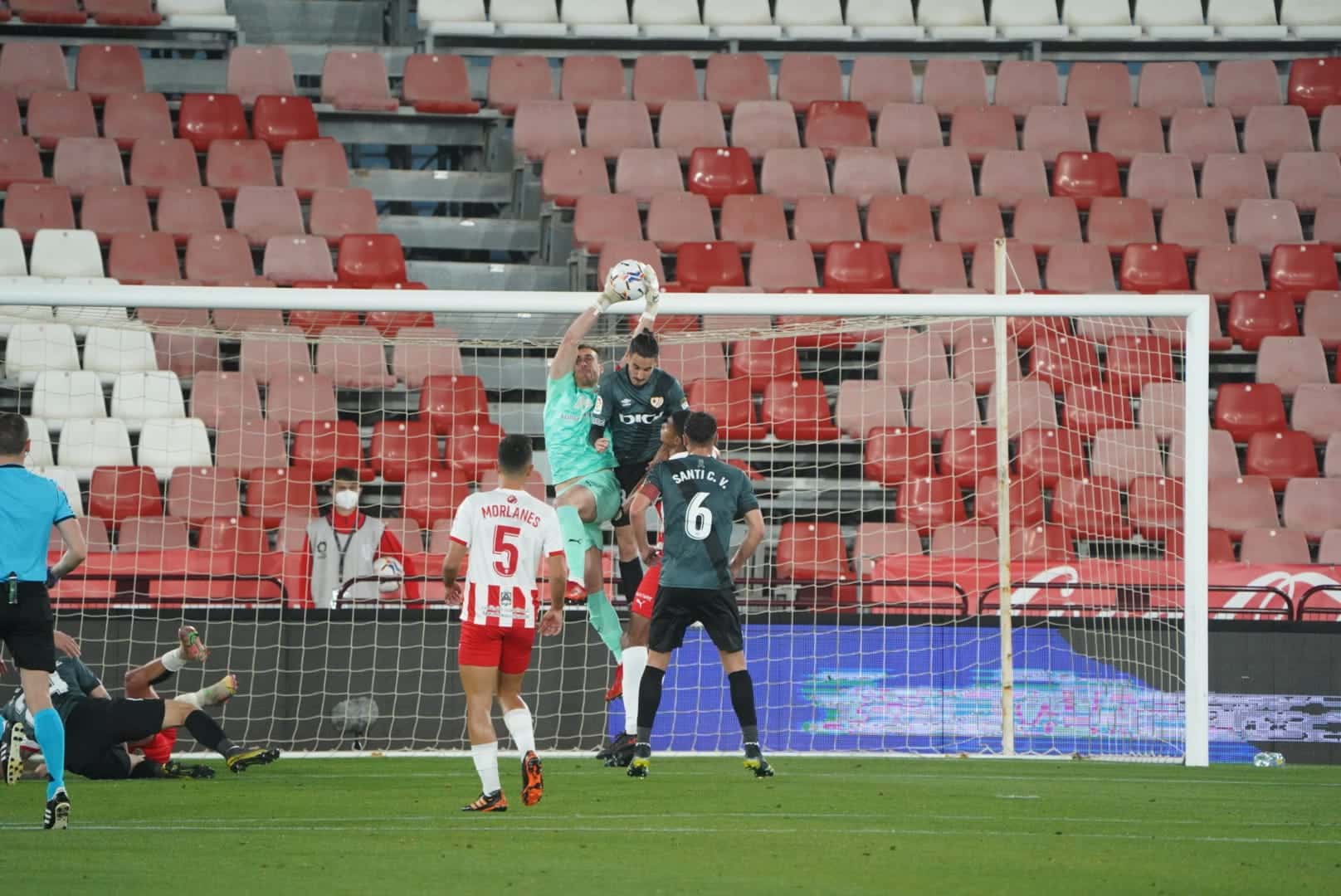 Fernando realiza una parada anticipándose a un jugador rayista