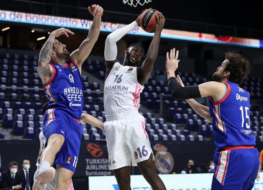 Usman Garuba coge un rebote ante Adrien Moerman y Sertac Sanli en un Real Madrid - Anadolu Efes Istanbul. Foto: Turkish Airlines Euroleague.