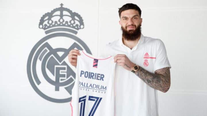 Vincent Poirier posa como nuevo jugador del Real Madrid.