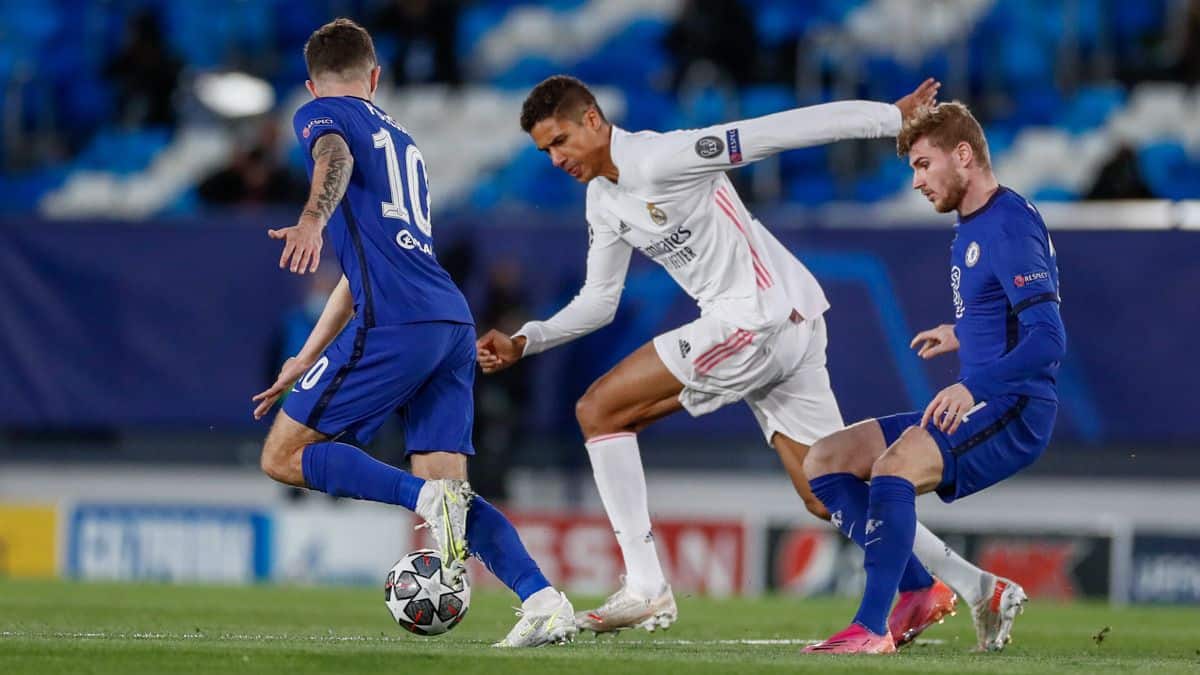 Varane hoy, titular junto a Militao y Nacho en el centro de la zaga.