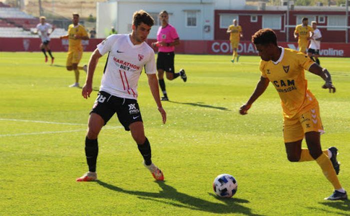 Adrián Peral en un partido contra UCAM Murcia