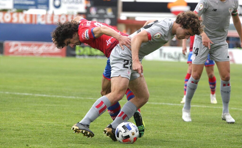 Artola pugna un balón con Víctor Andrés en un Calahorra - Bilbao Athletic
