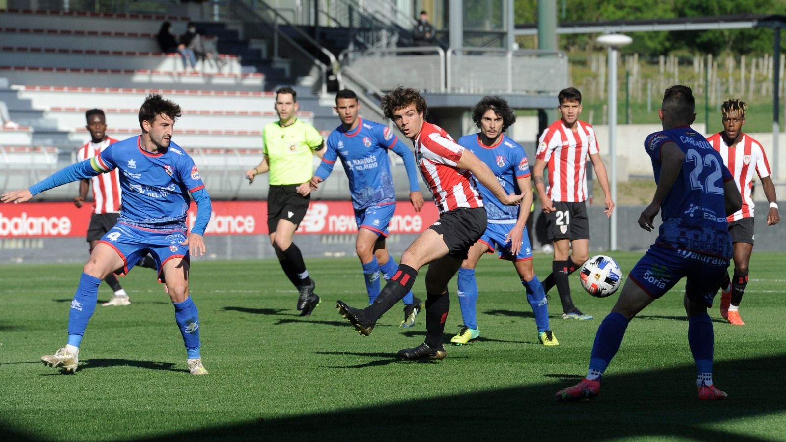 Artola (Bilbao Athletic) rodeado de jugadores del CD Calahorra