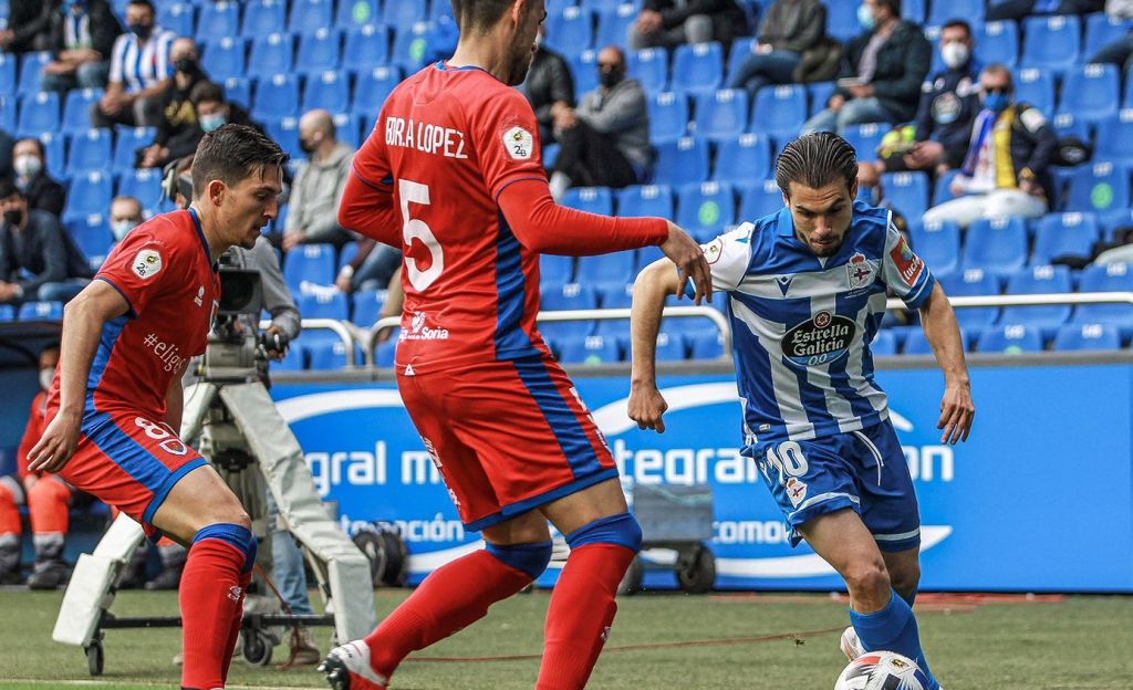 Lara conduce el balón en un Deportivo-Numancia