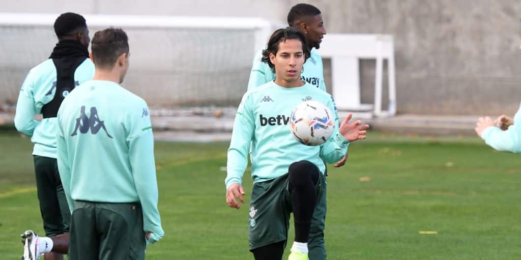 Diego Lainez en un entrenamiento