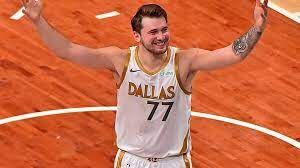 Luka Doncic celebra su tremendo canastón. Foto: NBA