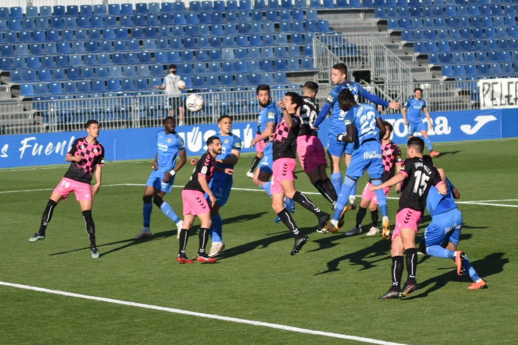 Lance del encuentro entre el CF Fuenlabarada y el CE Sabadell