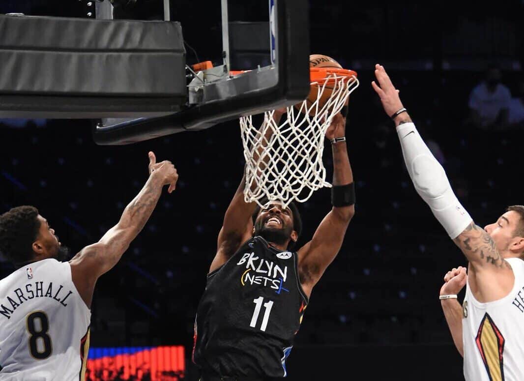 Kyrie Irving haciendo un mate tras sobrepasar a la defensa. Foto vía: nba.com