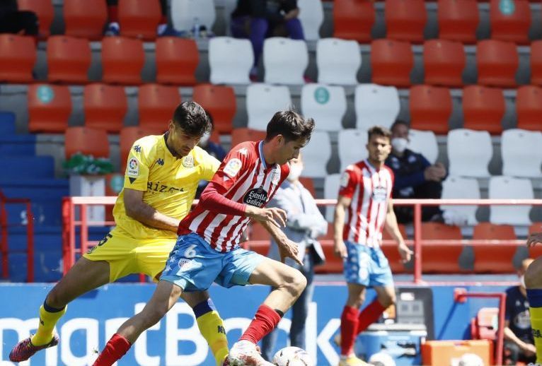 Juanpe conduce un balón en un Lugo Alcorcón