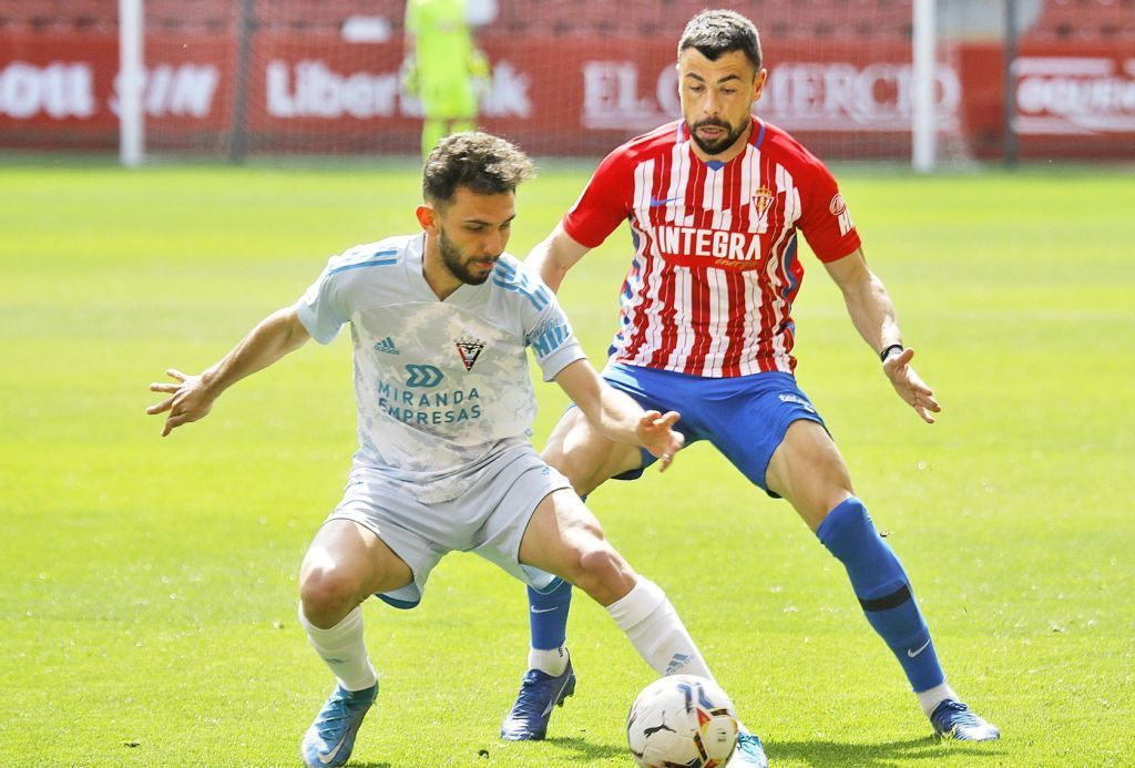 Iván Martín con Javi Fuego en un Sporting-Mirandés