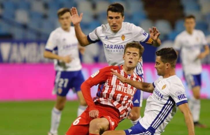 Gragera pugna con Adrián ante la mirada de Zapater en un Sporting-Zaragoza