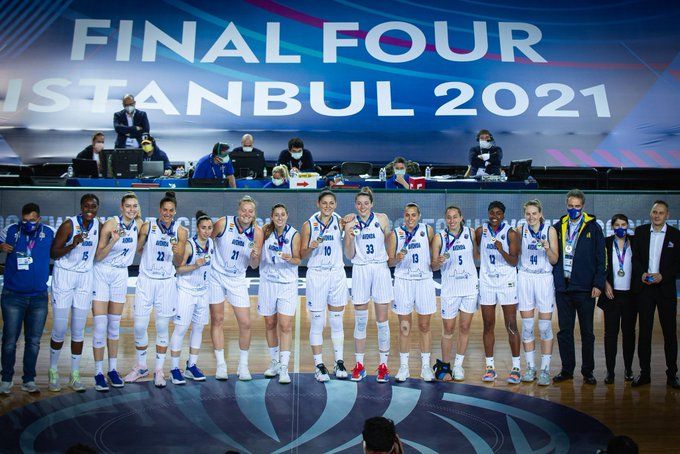 CB Perfumerías Avenda con la medalla de subcampeonas de Europa