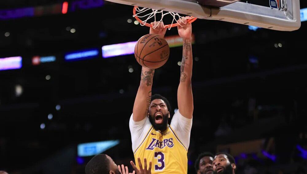 Anthony Davis machacando el aro. Foto vía: nba.com