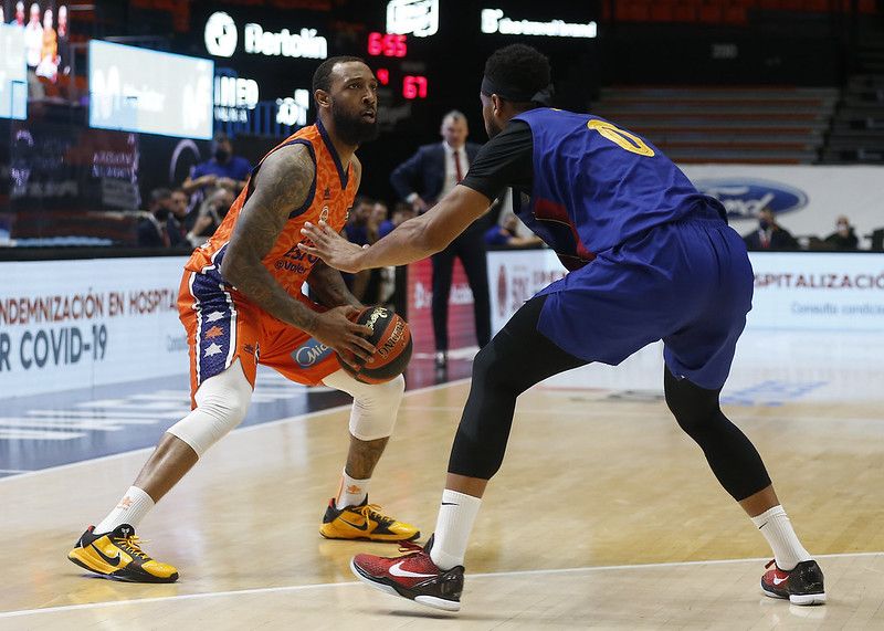 Derrick Williams frente a Brandon Davies del FC Barcelona. Fuente: M.A. Polo (VBC).