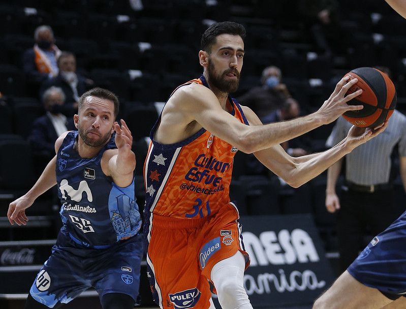JJ Barea intentando defender a Joan Sastre. Fuente: M.A. Polo (VBC).
