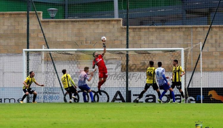 Lance del juego de la pasada jornada entre Portugalete-Izarra