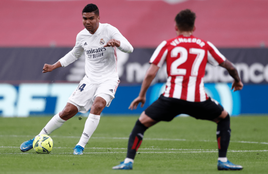 Casemiro da un pase en un Athletic Club - Real Madrid Club de Fútbol. Foto: Real Madrid Club de Fútbol.