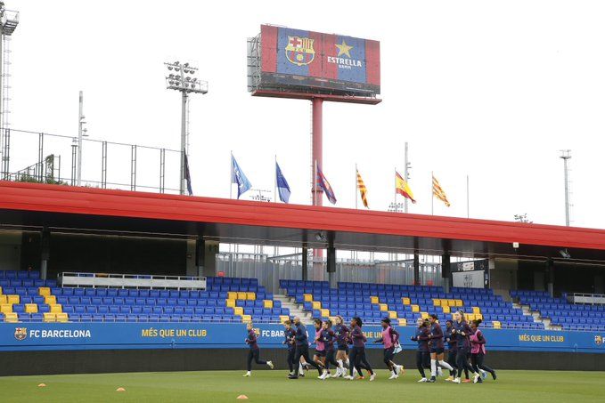 El escudo del Barcelona presidiendo el entrenamiento del PSG. Fuente: @PSG_Feminines