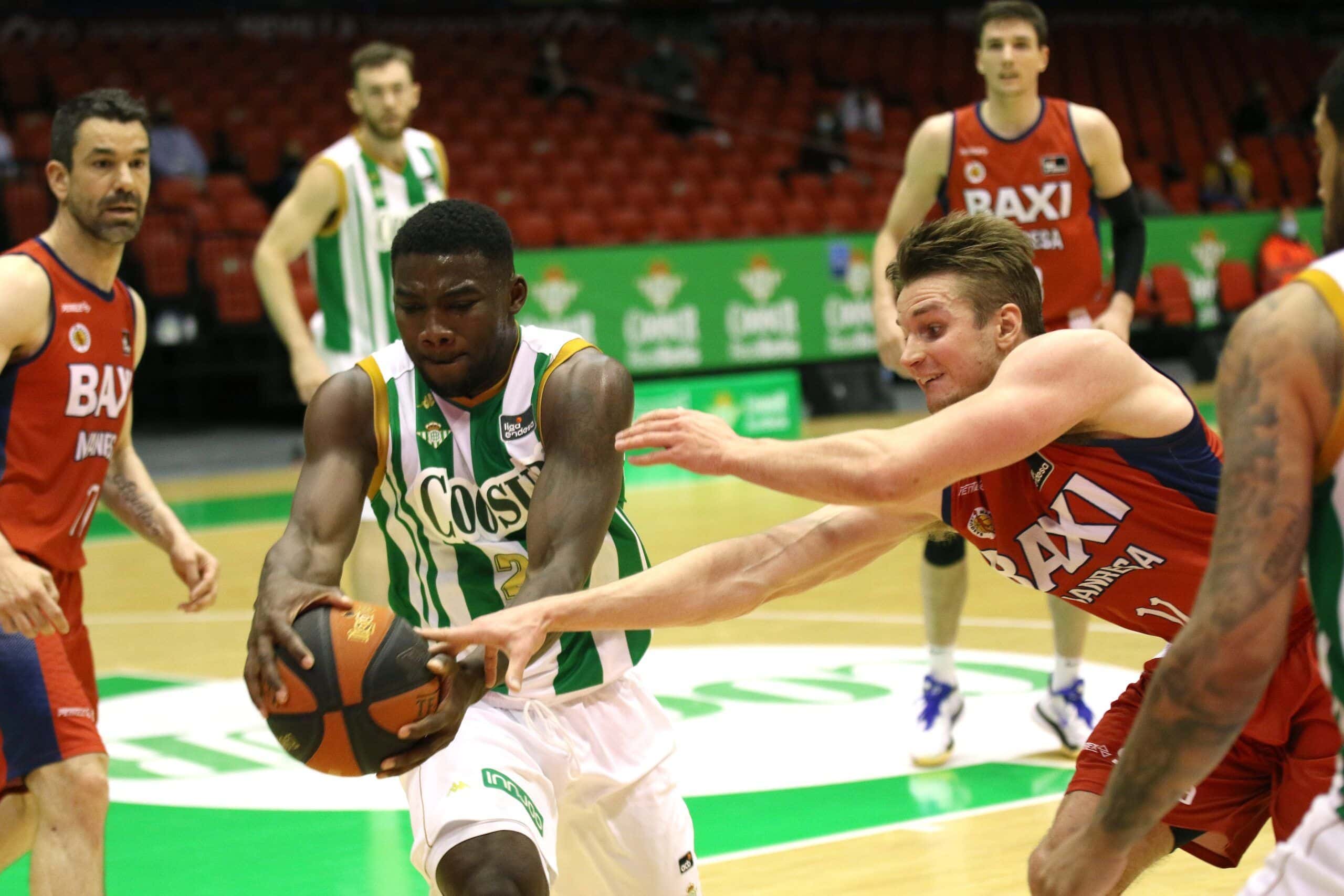 Ouattara lucha por un balón con Matt Janning