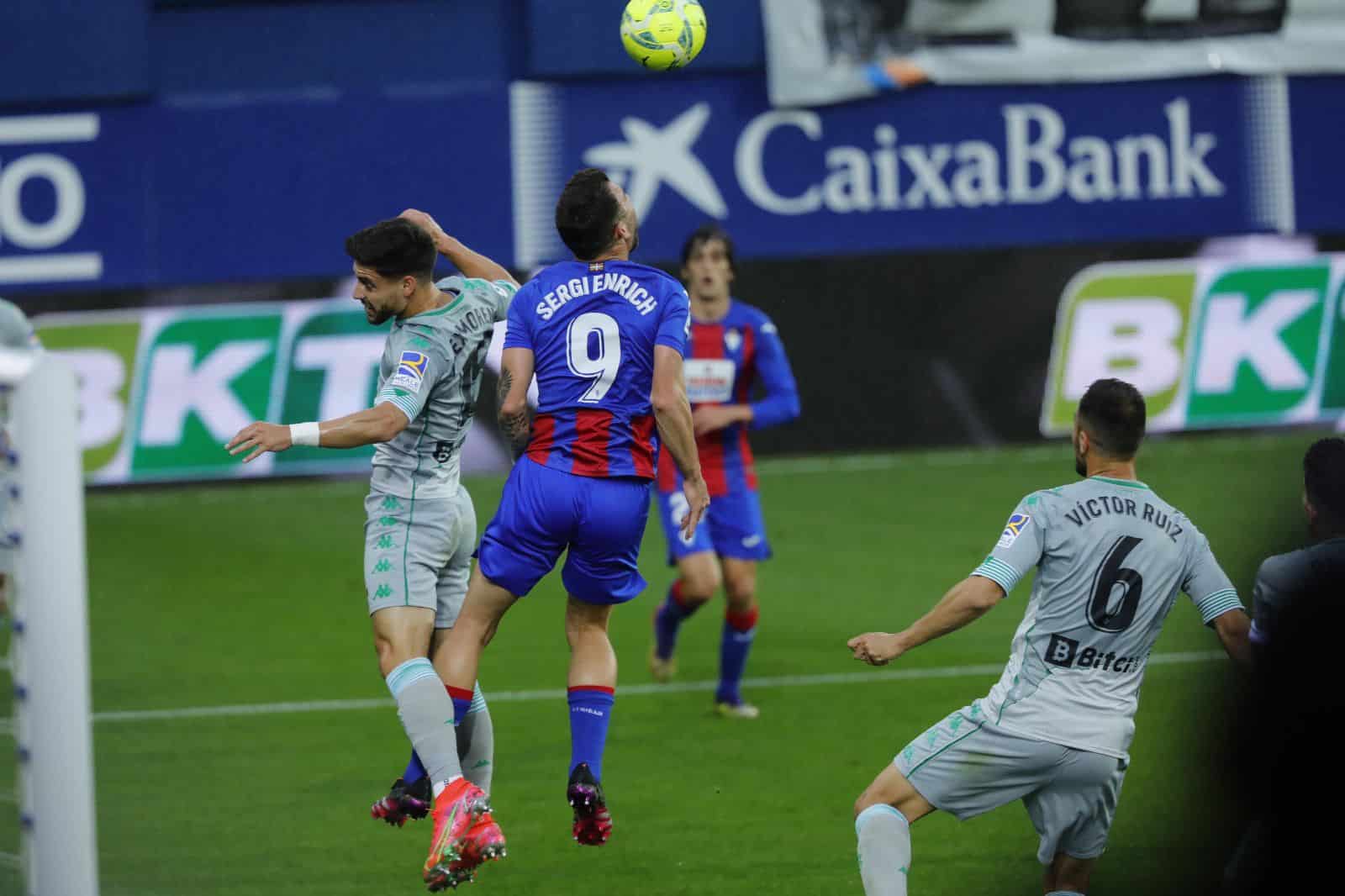 Sergi Enrich pugna un balón en un Eibar-Betis