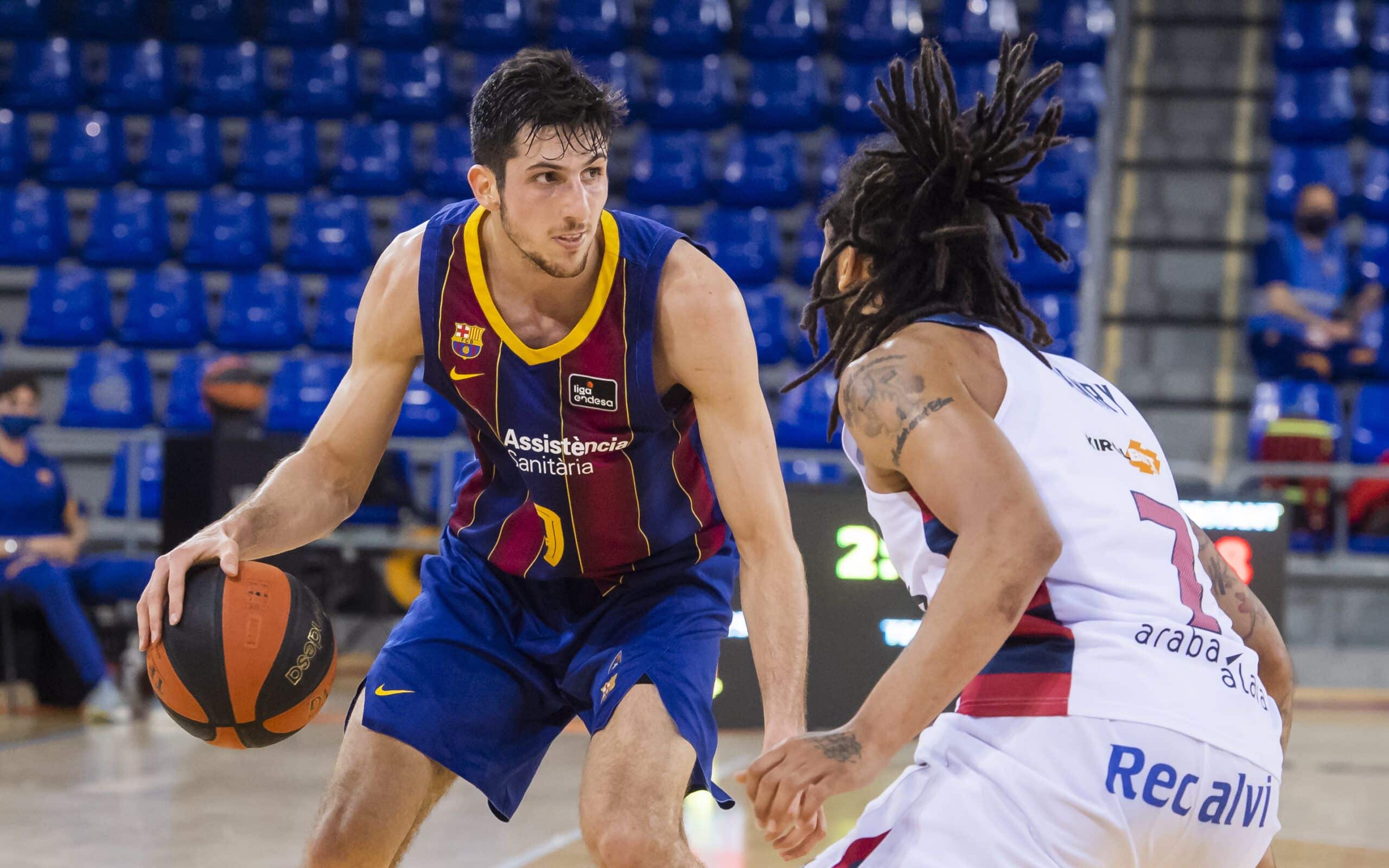 Leandro Bolmaro ante Pierra Henry (Fuente: Twitter @FCBbasket)