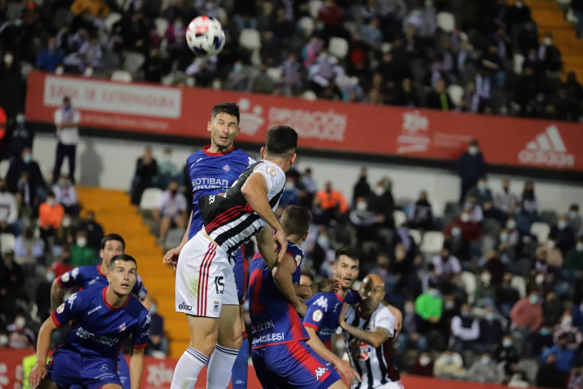Imagen de un lance del juego con las gradas del Nuevo Vivero de fondo . Fuente: @rfef