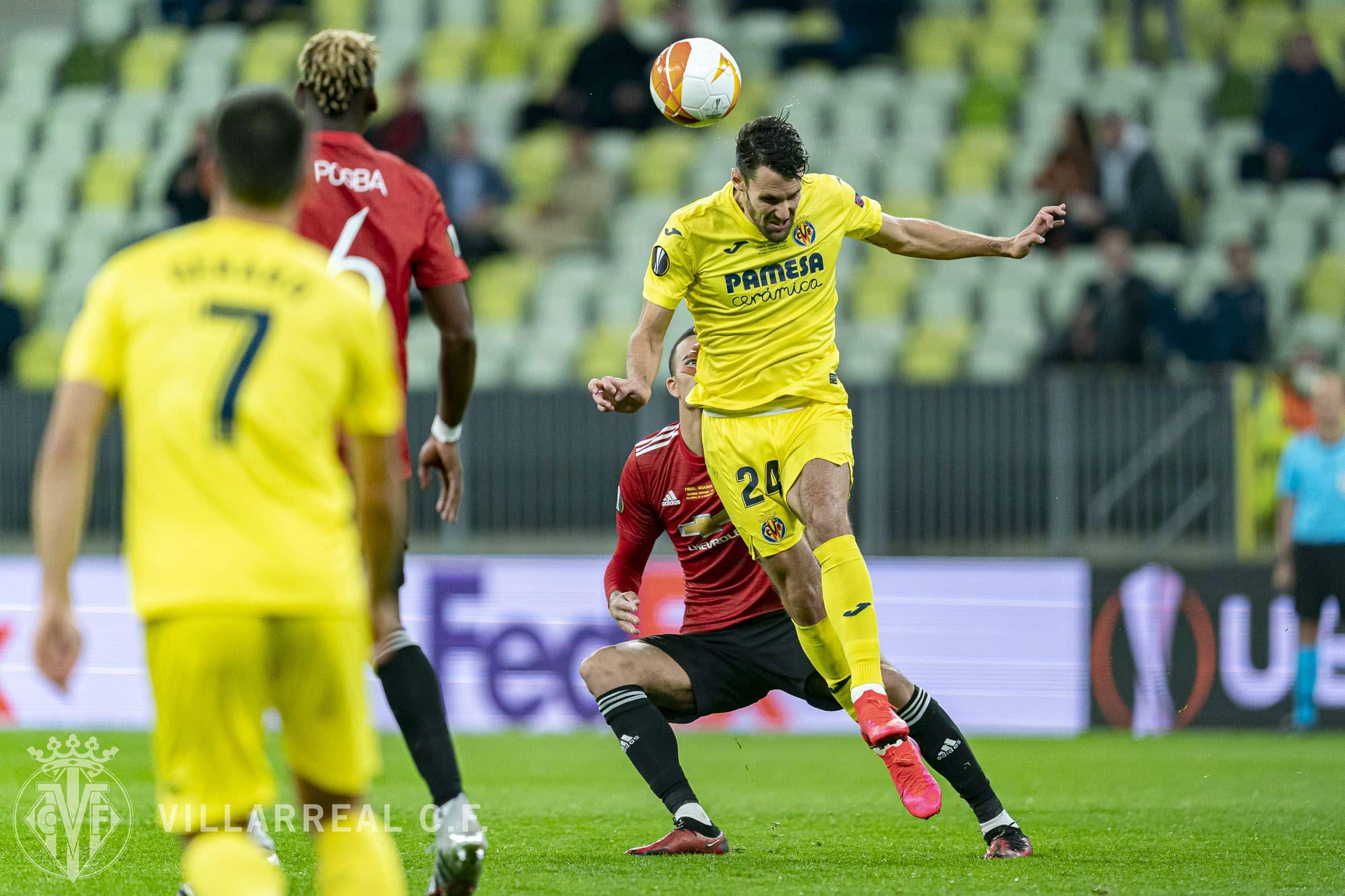 Alfonso Pedraza ganando una disputa en el partido