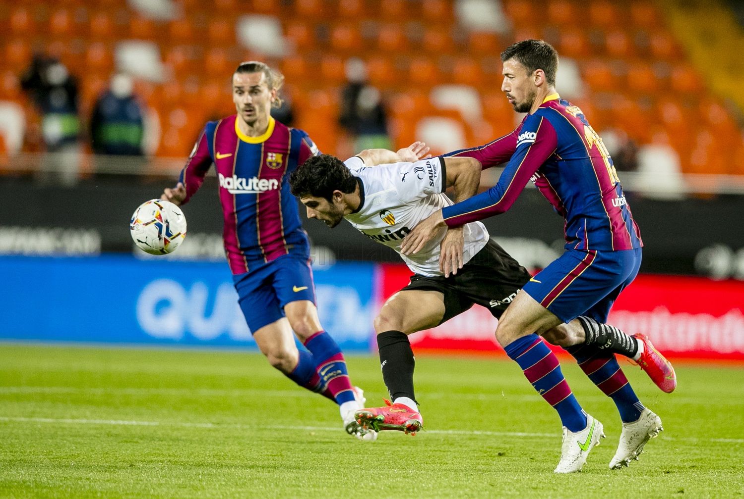 Gonçalo Guedes frente al marcaje de Clement Lenglet. Fuente: VCF.
