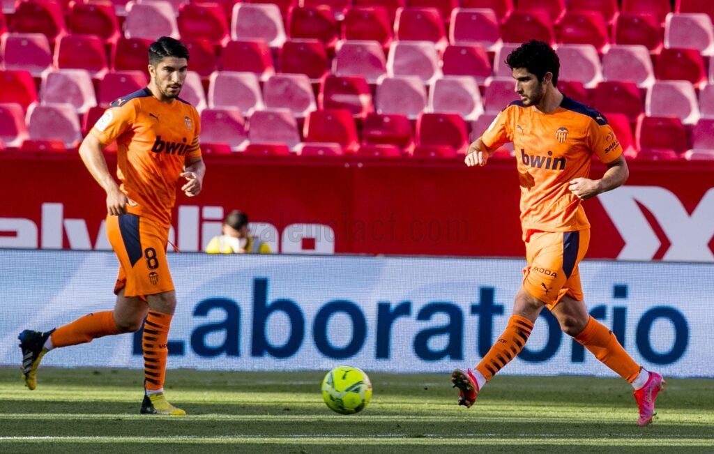 Gonçalo Guedes y Calor Soler en el Sánchez Pizjuán. Fuente: Valencia CF.