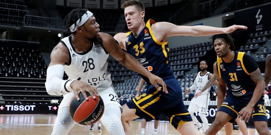 Guerschon Yabusele postea ante Jonas Jerebko en un LDLC ASVEL Villeurbanne - Khimki Moscow Region. Foto: Turkish Airlines Euroleague.