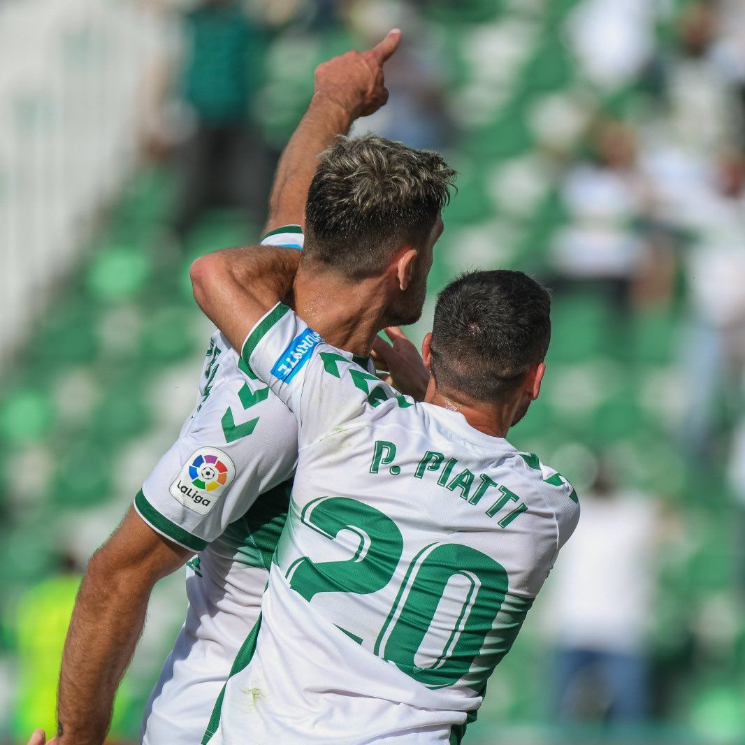 Pablo Piatti abrazado a Lucas Boyé
