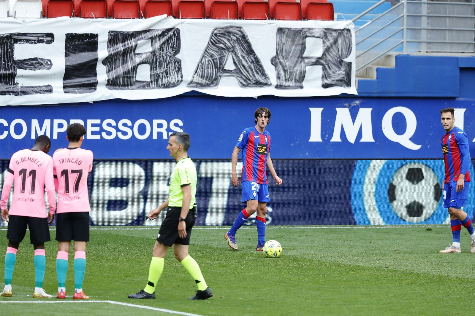 Bryan Gil en un Eibar-Barça