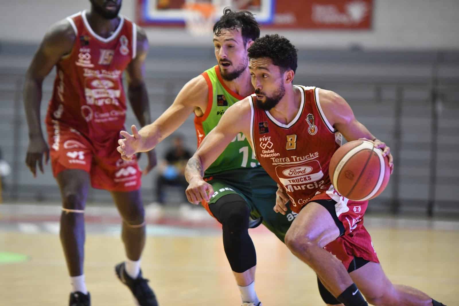 Jaron Martin dirige el balón. Foto: @RMUBaloncesto