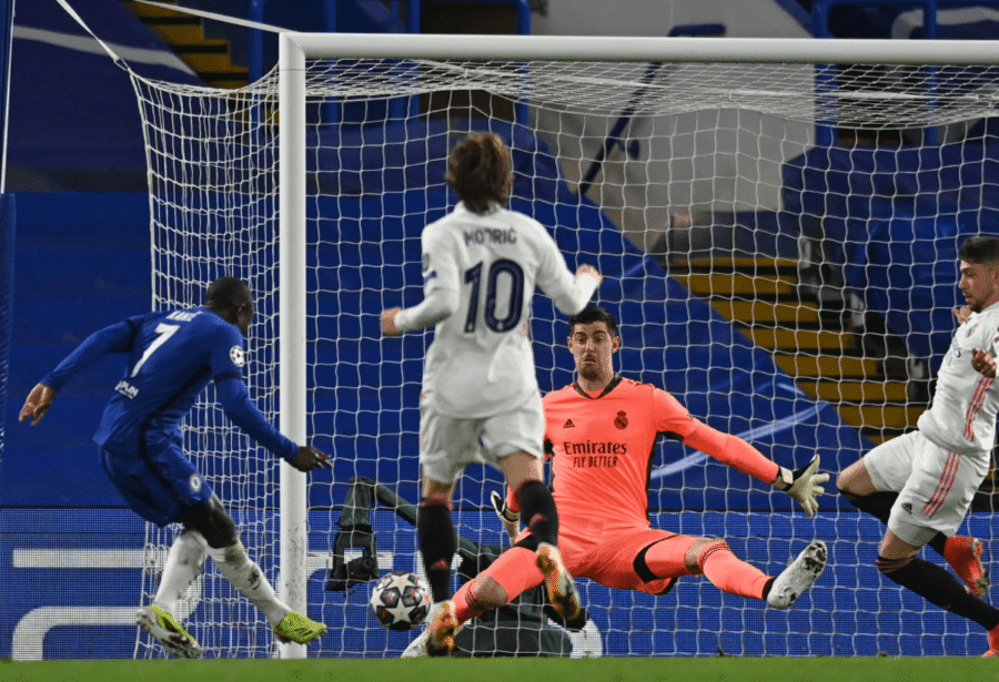 Ngolo Kanté tira en un Chelsea Football Club - Real Madrid Club de Fúrbol. Foto: Chelsea Football Club.