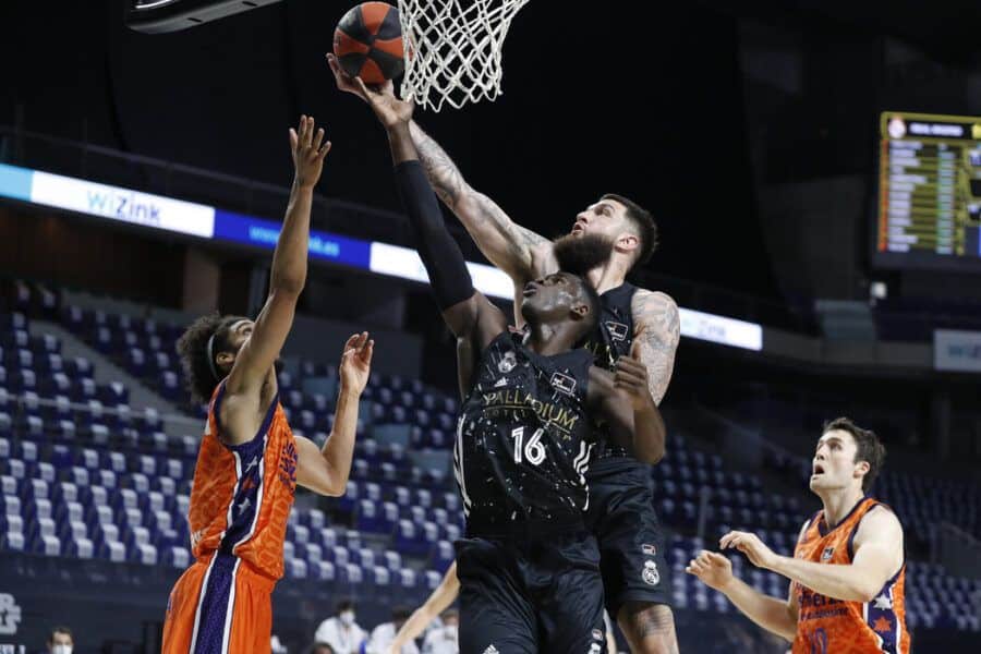 Vincent Poirier coge un rebote sobre Usman Garuba y Louis Labeyrie en un Real Madrid - Valencia Basket. Foto: Liga Endesa (V. Carretero).