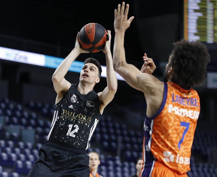Carlos Alocén lanza a canasta ante Louis Labeyrie en un Real Madrid - Valencia Basket Club. Foto: Liga Endesa.