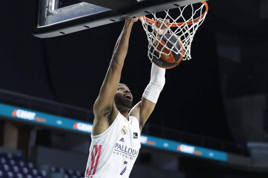 Alex Tyus hace un mate en un partido como jugador del Real Madrid. Foto: Liga Endesa.