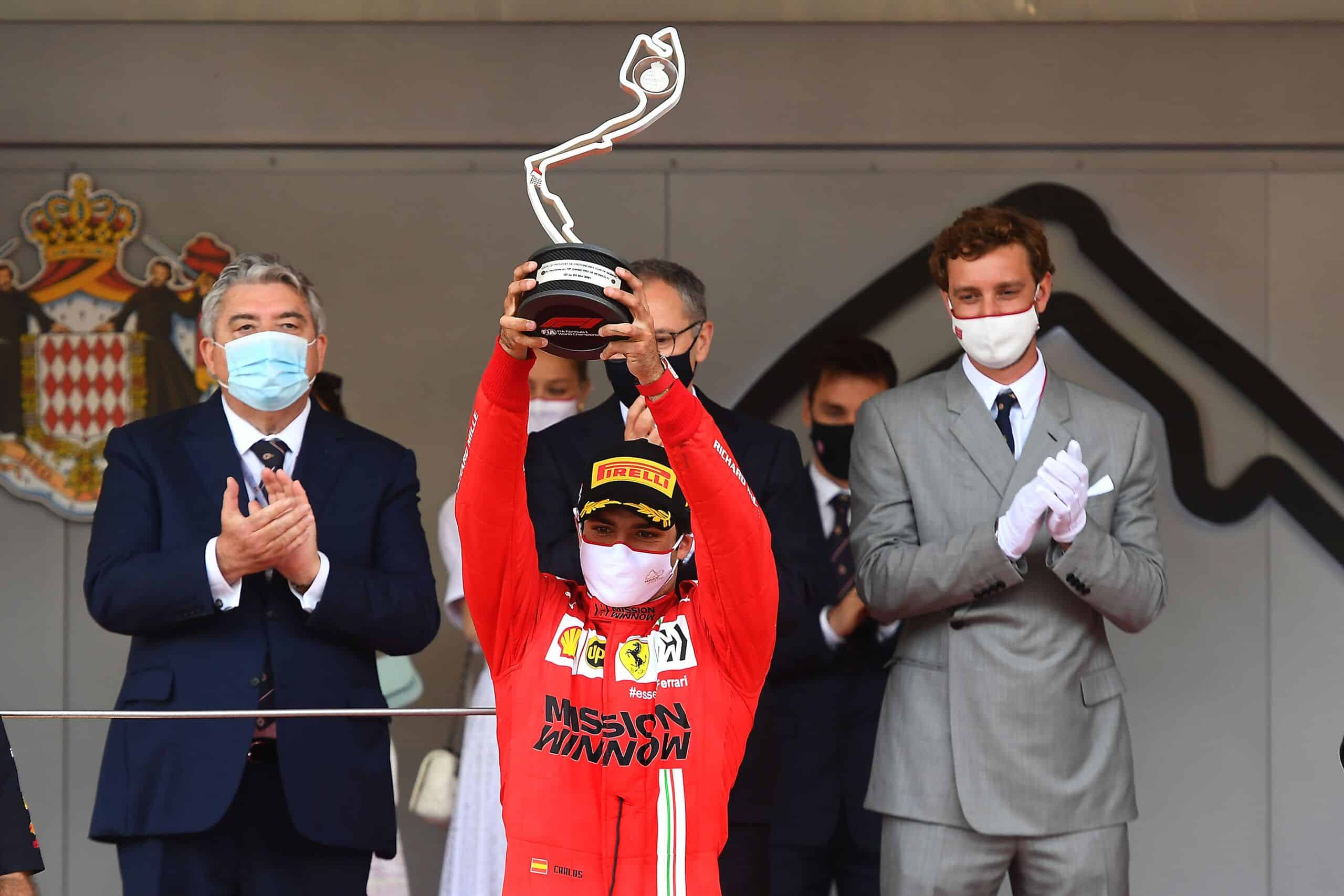 Carlos Sainz levanta el trofeo en el podio de Montecarlo. Foto: @ScuderiaFerrari