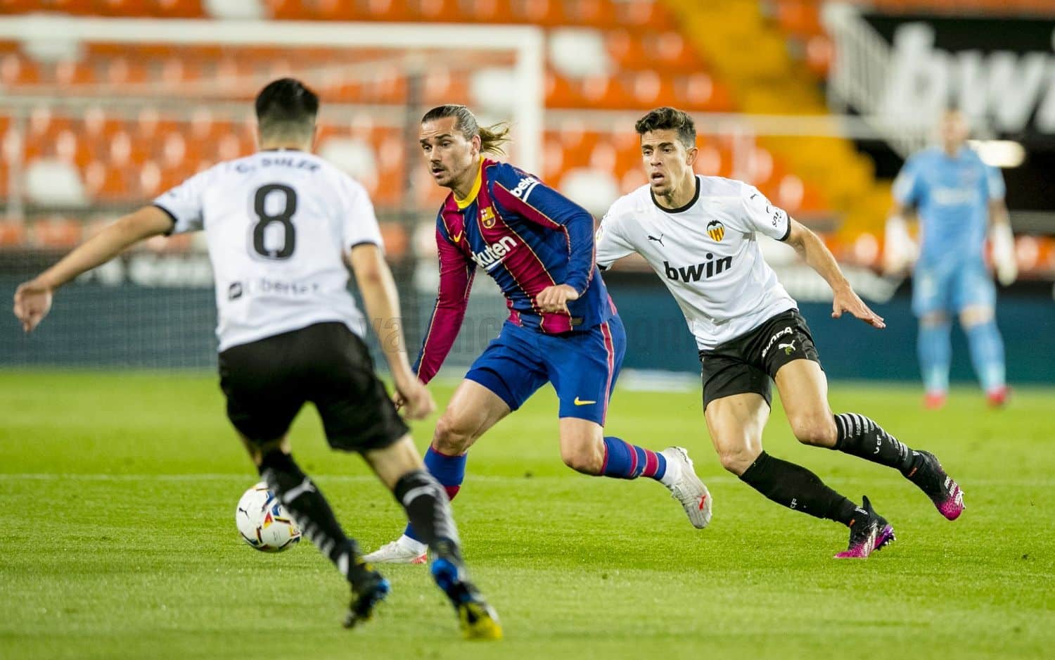 Antoine Griezmann sorteando defensas valencianistas. Fuente: Valencia CF.