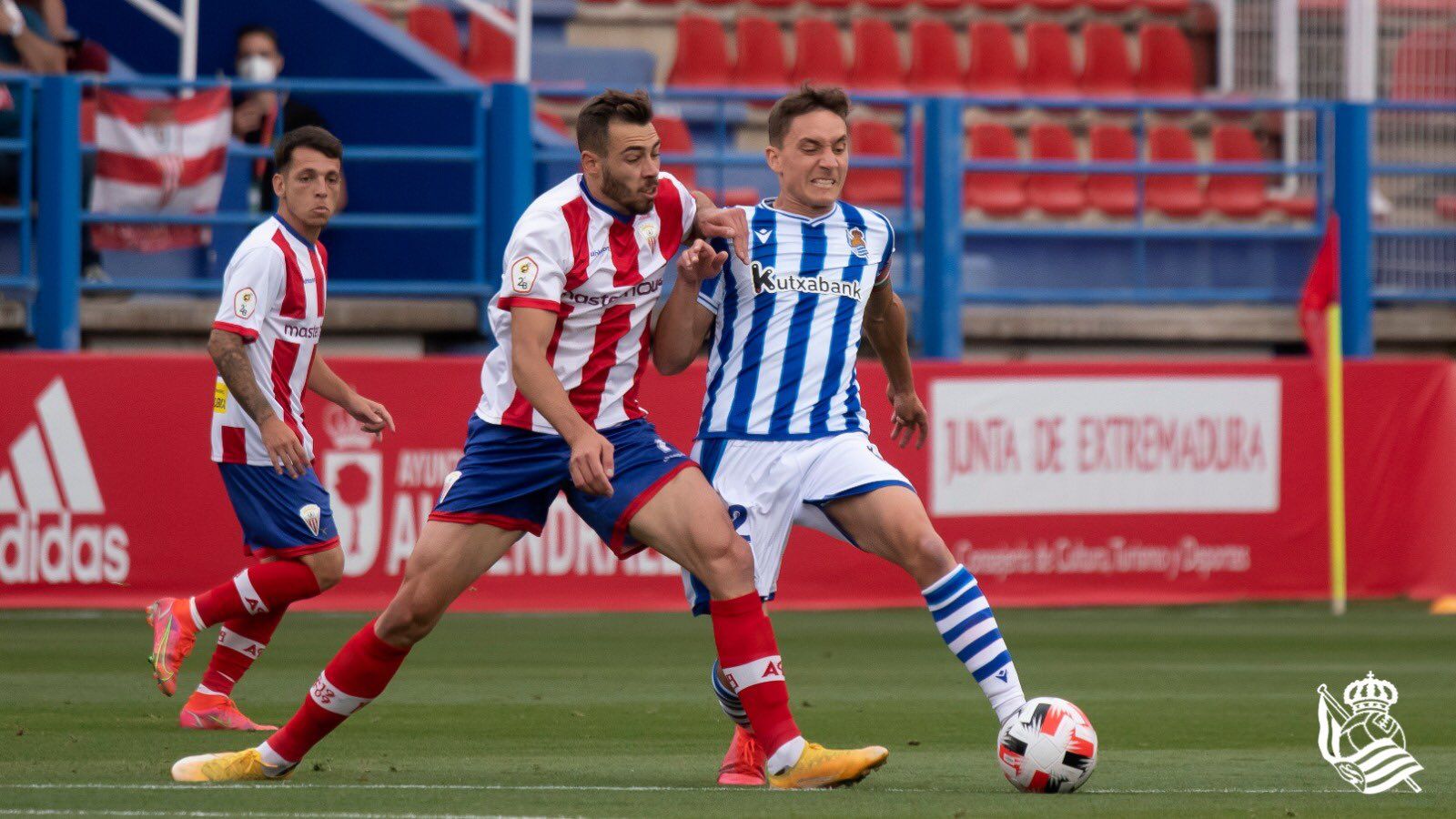 Petxarromán intenta jugar un balón ante un jugador algecireño