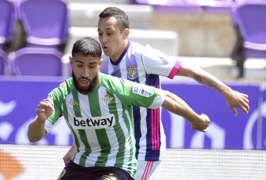 Fekir conduce un balón ante Orellana en un Valladolid-Betis