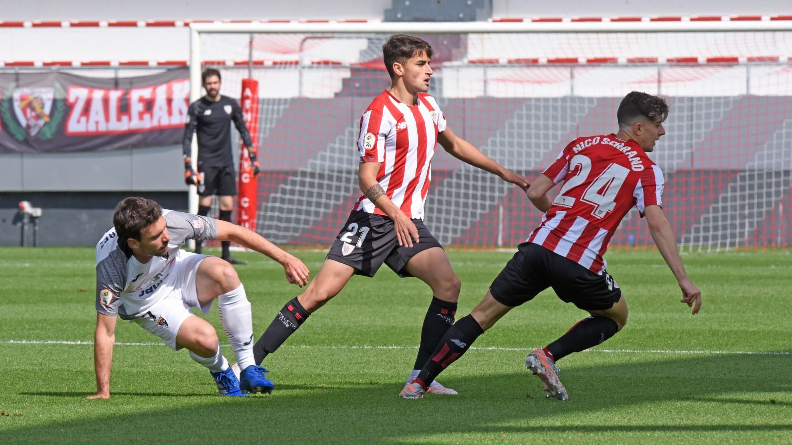 Prados y Nico Serrano en un Bilbao Athletic - Tudelano