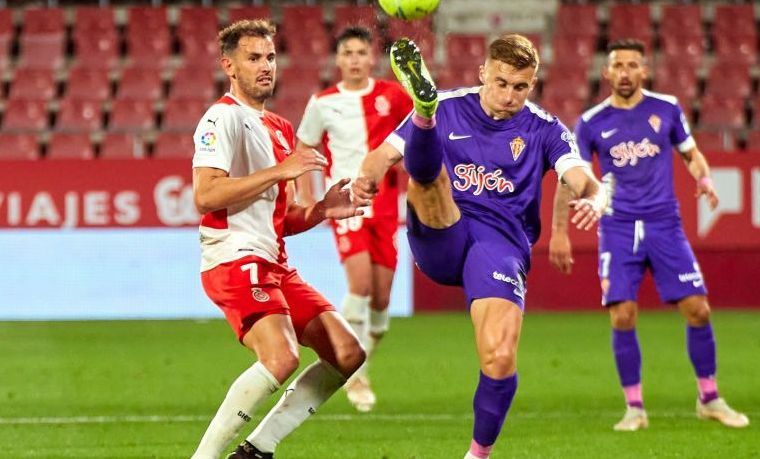 Bogdan despeja un balón ante Stuani en un Girona-Sporting