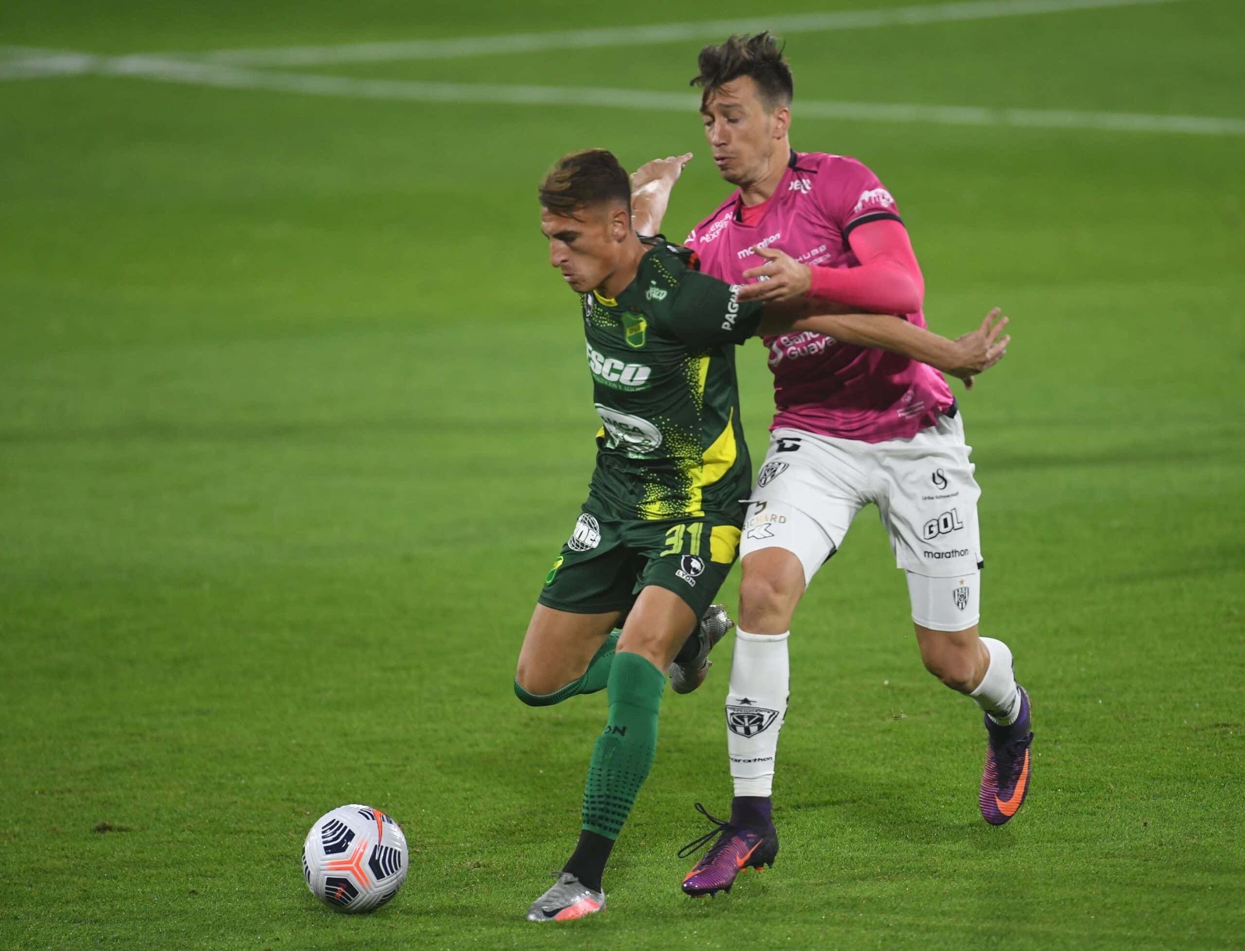 Romero cubriendo la pelota