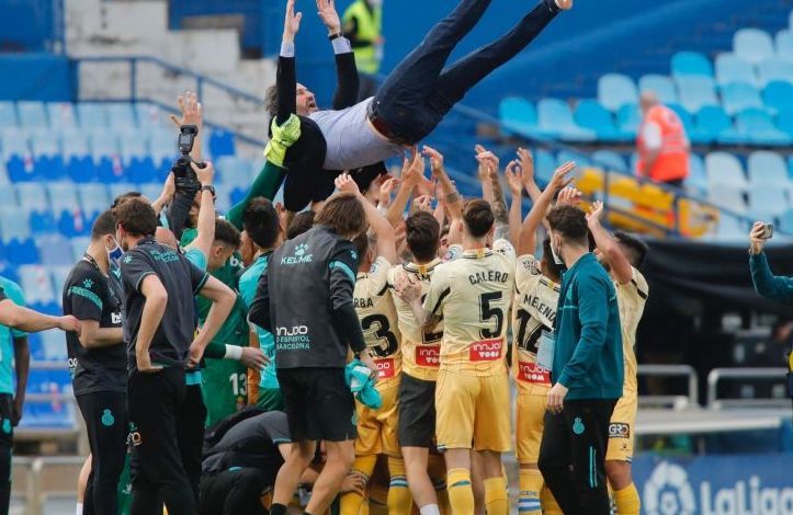 El Espanyol mantea a Vicente Moreno tras el partido