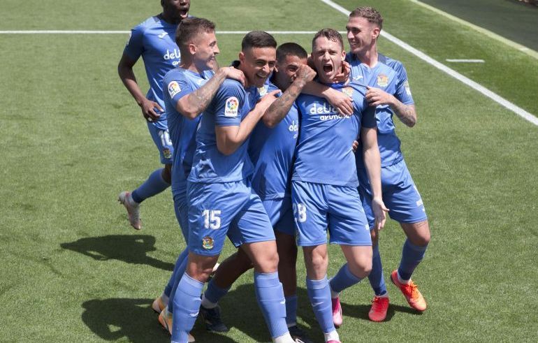 Jugadores del Fuenlabrada celebran un gol de Borja Garcés