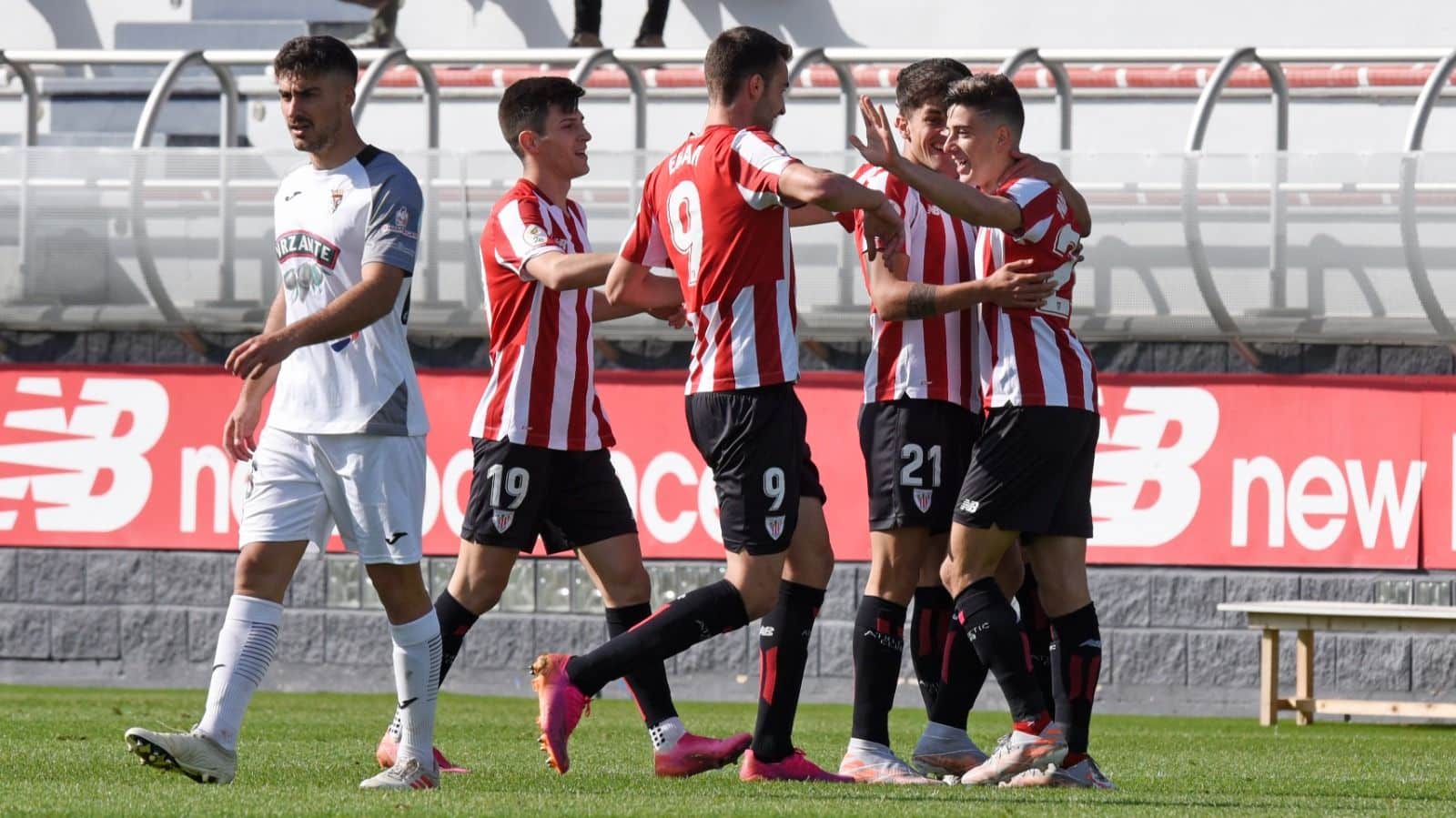 Jugadores del Bilbao Athletic celebran un gol