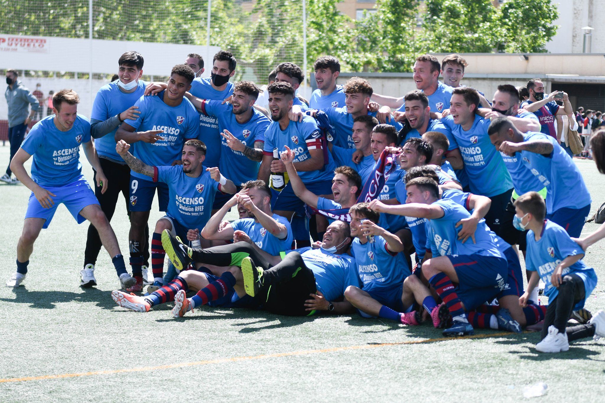 Plantilla del Huesca "B" celebrando el ascenso