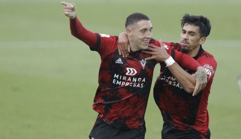 Erik Jirka celebra uno de sus goles