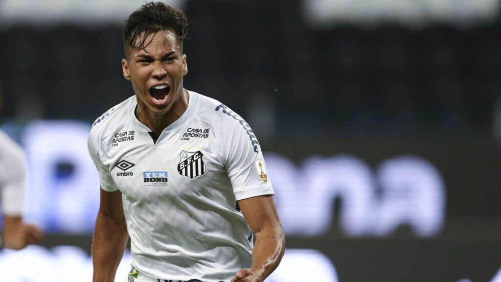 Kaio Jorge celebra un gol con el Santos